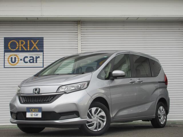 令和3年9月登録の4WD・シルバーのフリードが入庫いたしました。お気軽にお問い合わせください♪
