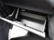 助手席前には車検証入れ等書類一式を収納できるグローブボックスがございます。